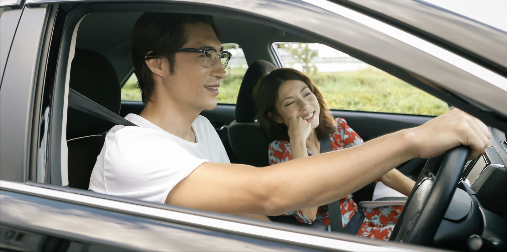 Conducteur senior serein au volant